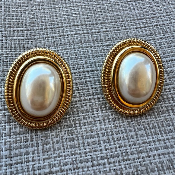 Vtg. Signed Givenchy Paris New York Gold Tone Faux Pearl Oval Pierced Earrings - Picture 1 of 3